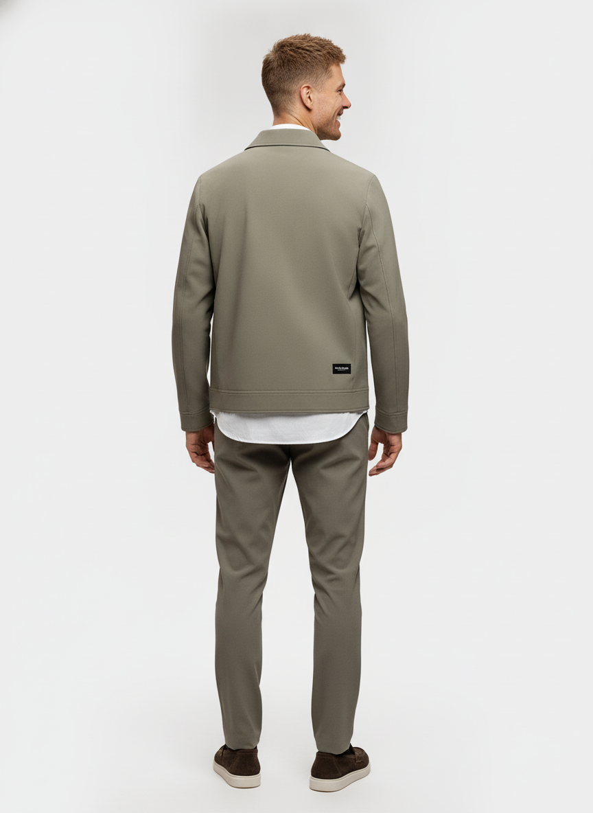 Jas Light Khaki "Colborn" - Flexx, model achteraanzicht De Heerenkamer Utrecht