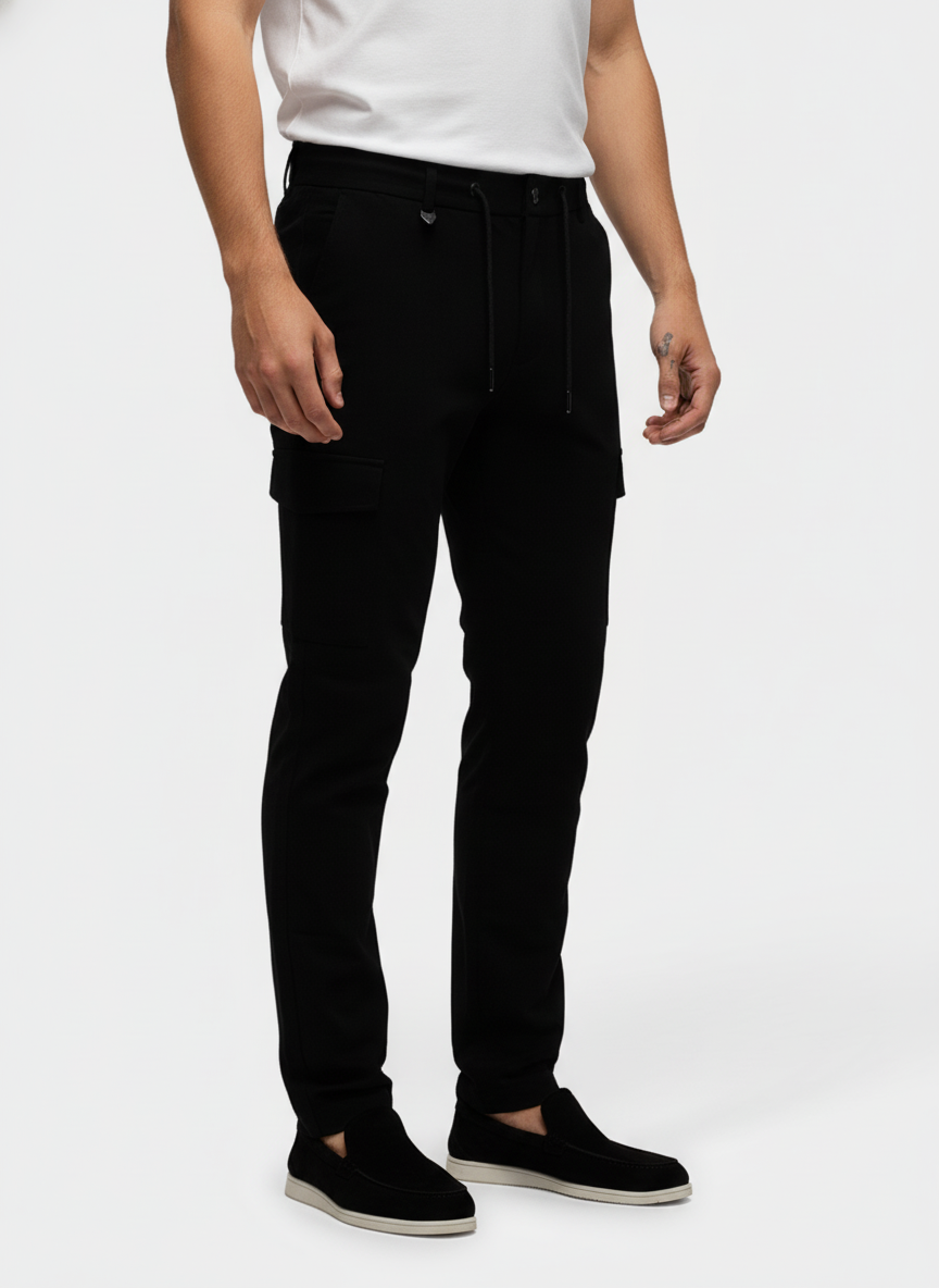 Chino Broek Black "Carson" - Flexx, model driekwart aanzicht De Heerenkamer Utrecht