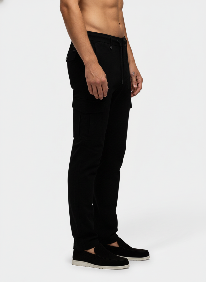 Chino Broek Black "Carson" - Flexx, model zijaanzicht De Heerenkamer Utrecht