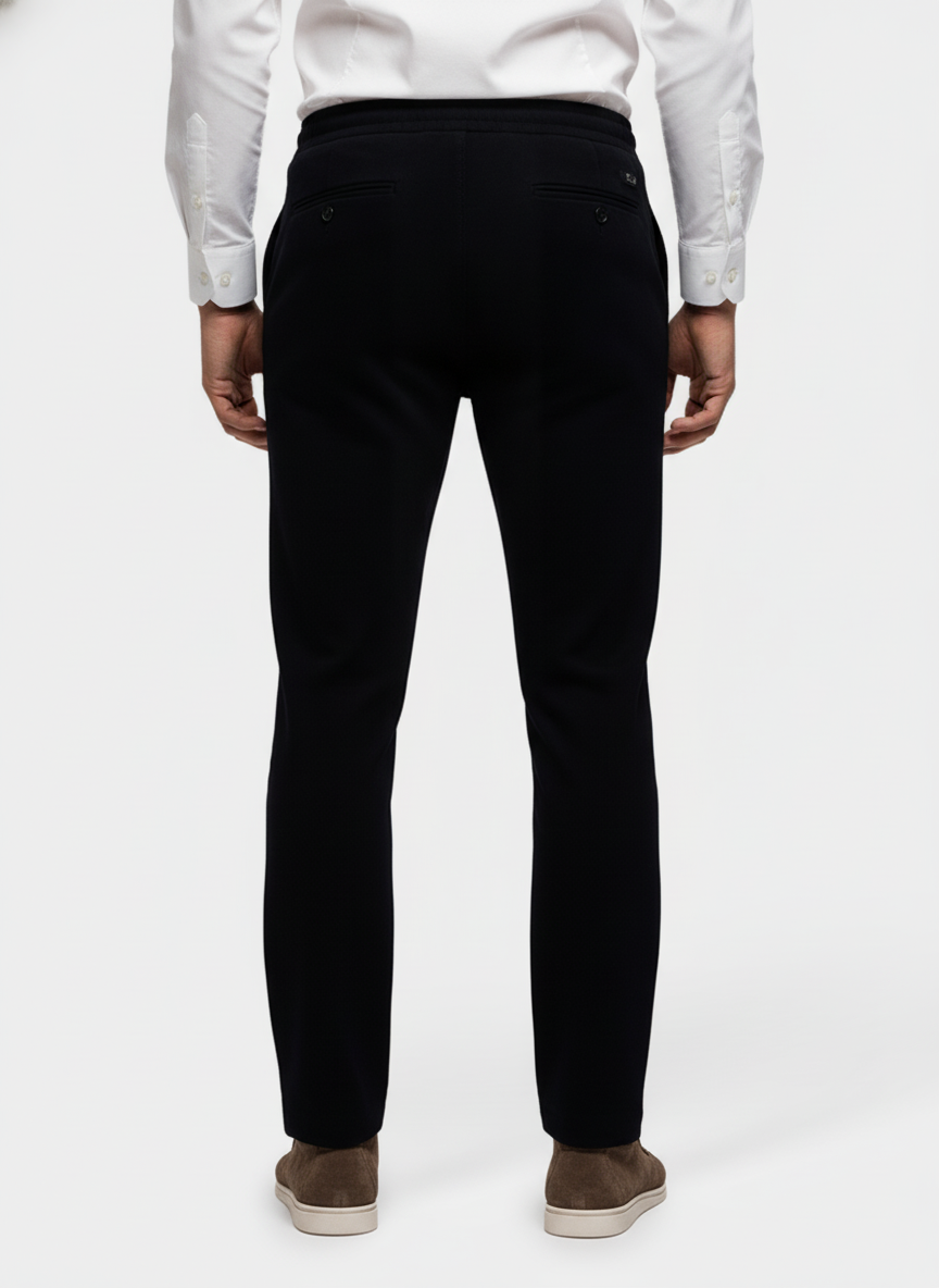 Chino Broek Navy "Carson" - Flexx, model achteraanzicht De Heerenkamer Utrecht