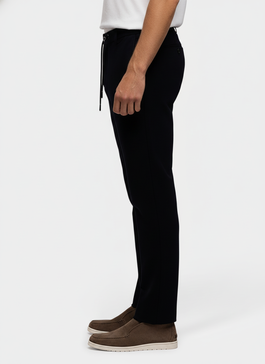 Chino Broek Navy "Carson" - Flexx, model zijaanzicht De Heerenkamer Utrecht