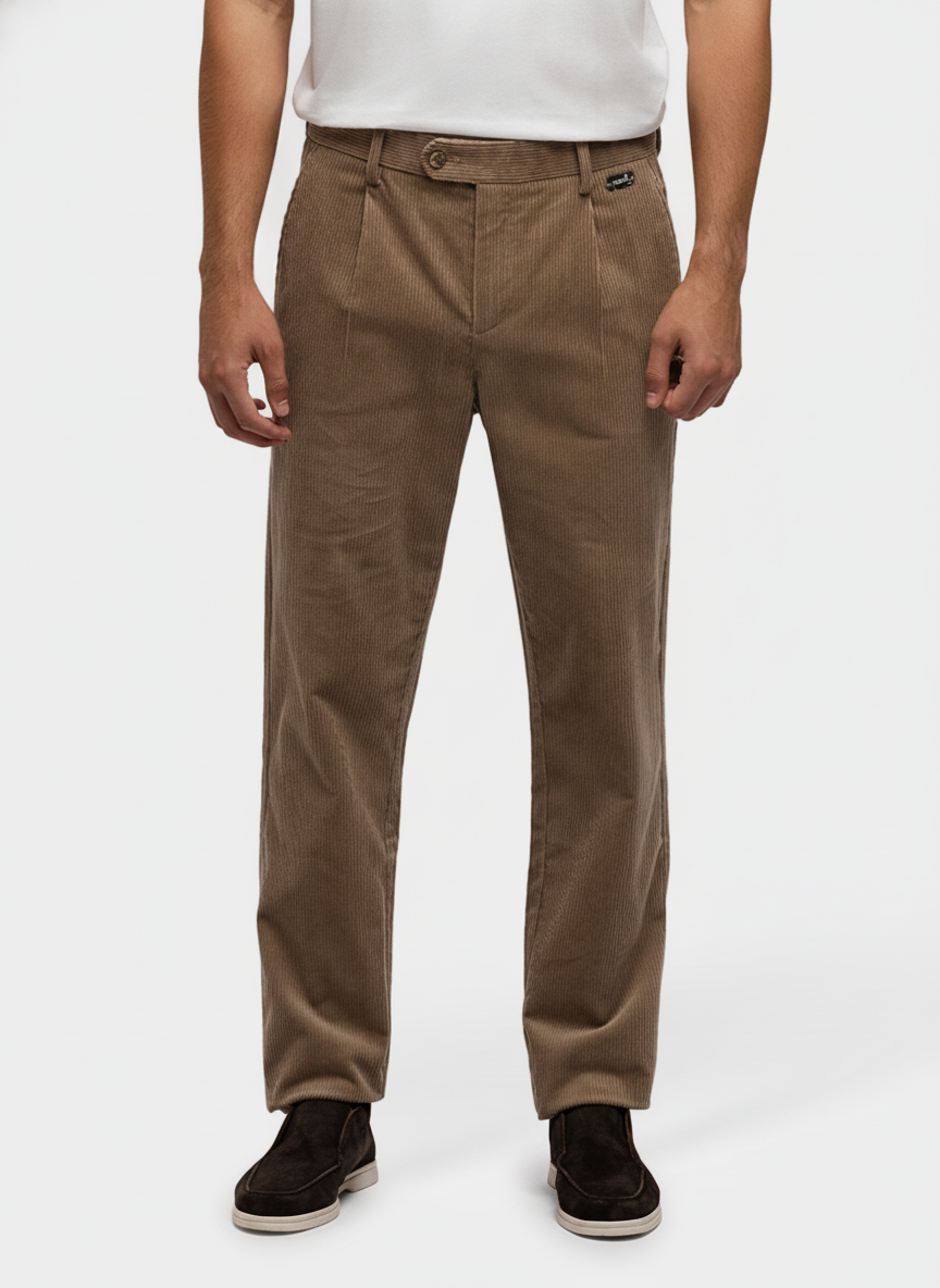 Broek Corduroy Sahara Sand Chino - Flexx, model vooraanzicht De Heerenkamer Utrecht