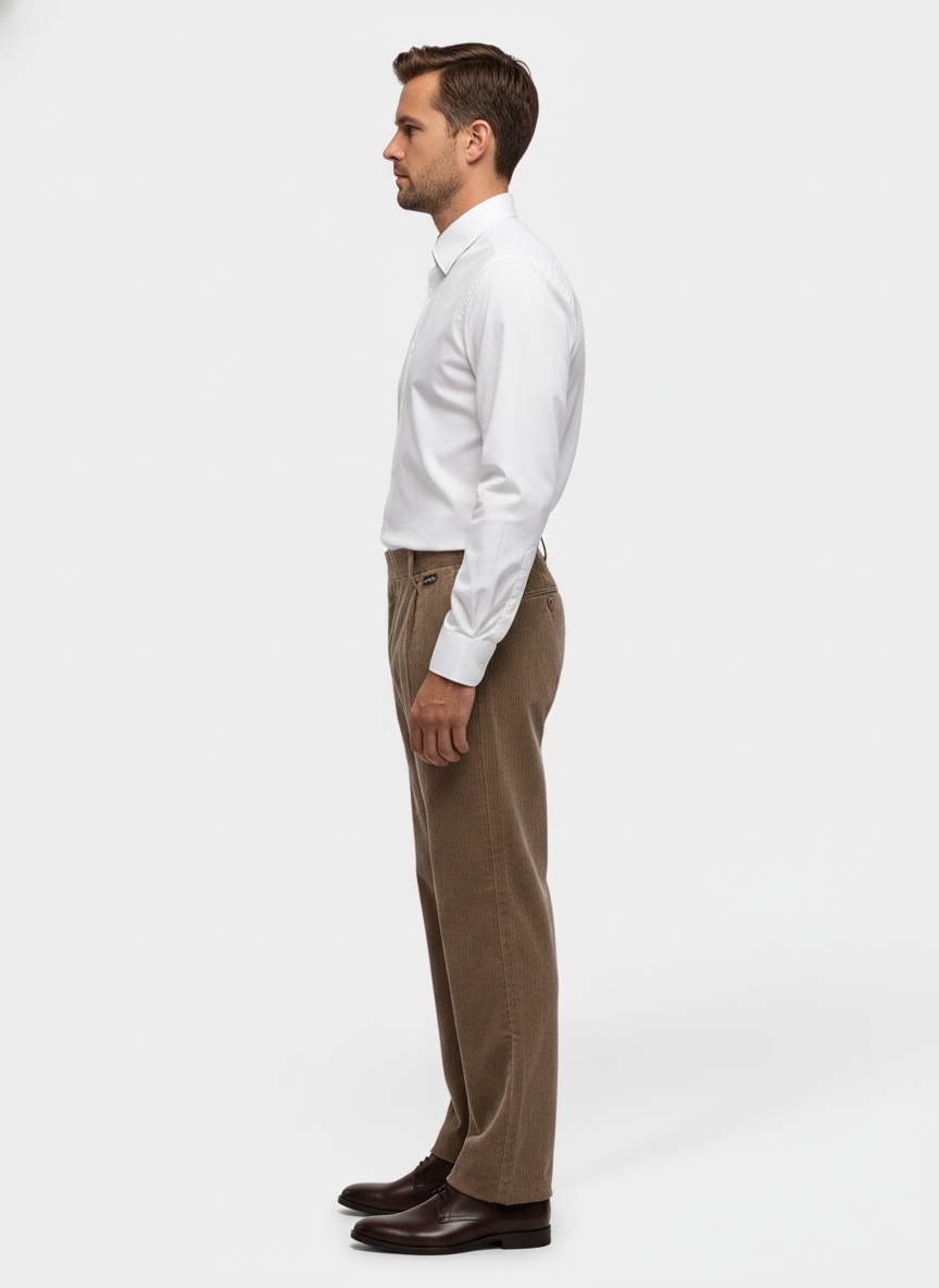 Broek Corduroy Sahara Sand Chino - Flexx, model zijaanzicht De Heerenkamer Utrecht