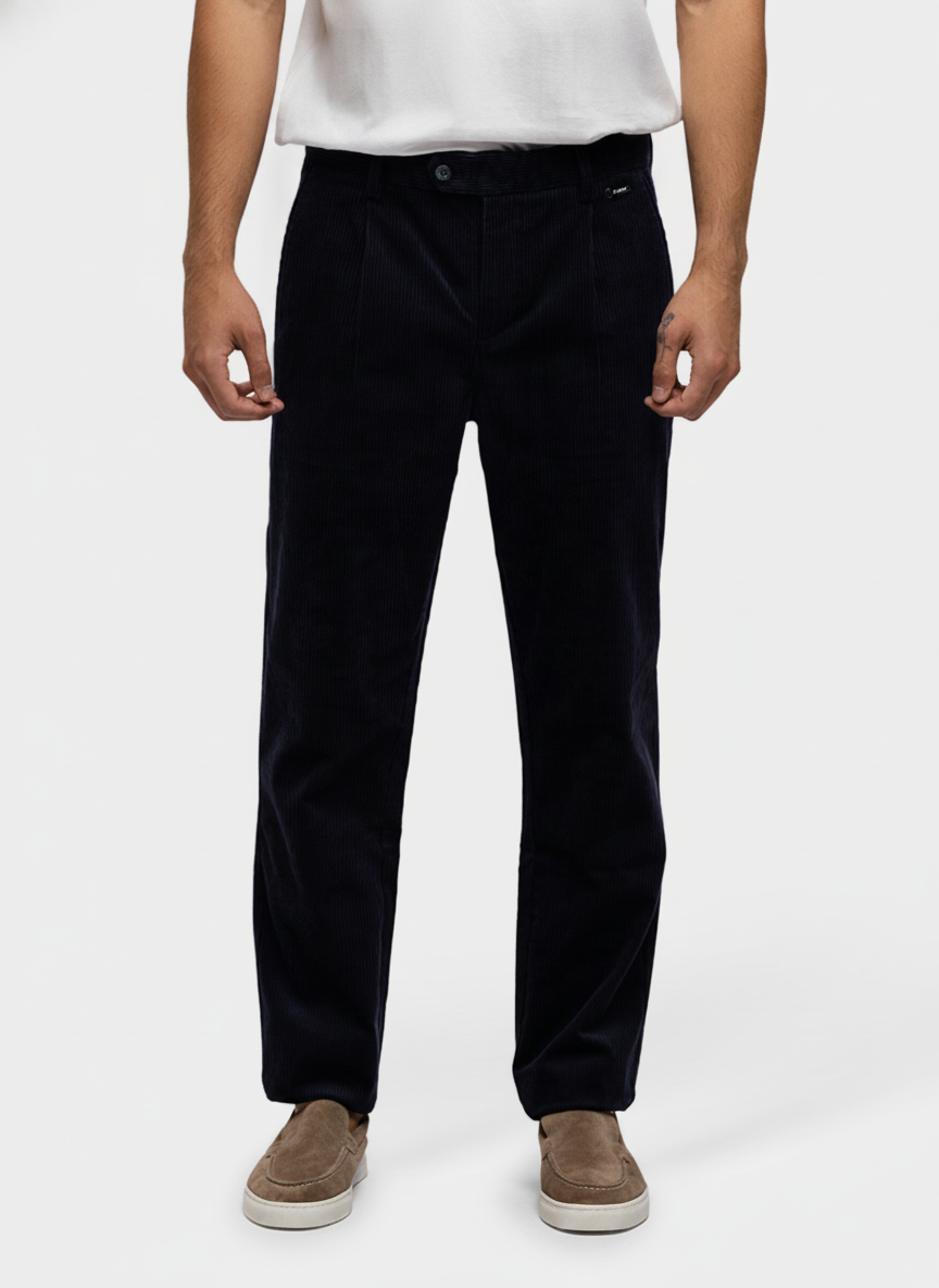 Broek Corduroy Dark Navy Chino - Flexx, model vooraanzicht De Heerenkamer Utrecht