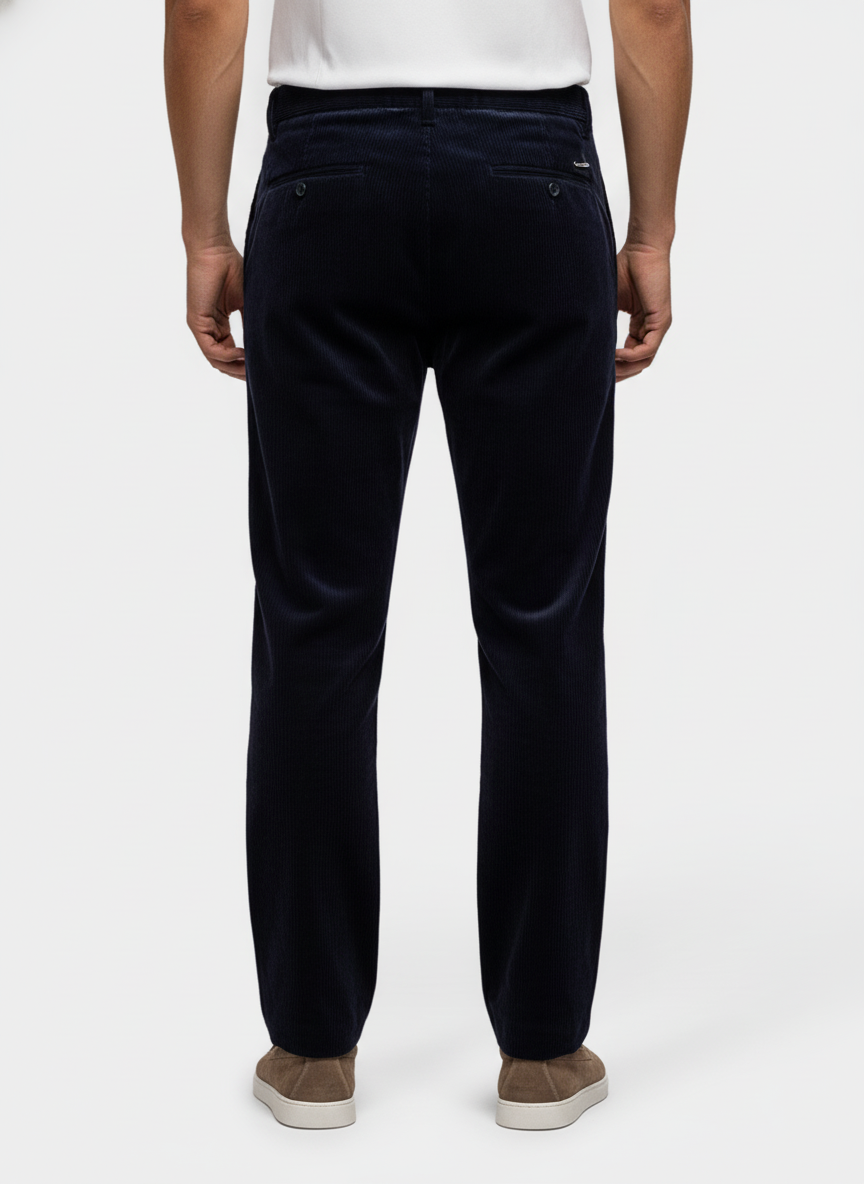 Broek Corduroy Dark Navy Chino - Flexx, model achteraanzicht De Heerenkamer Utrecht