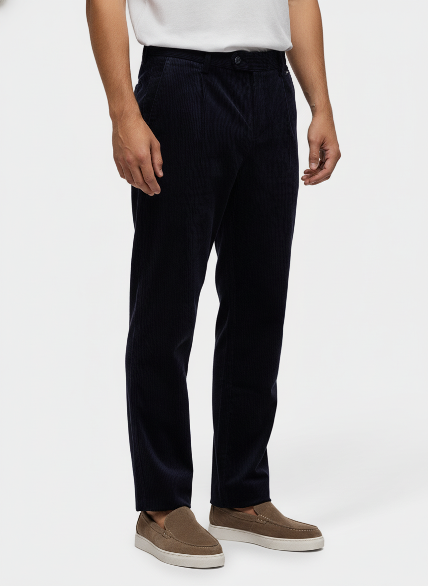 Broek Corduroy Dark Navy Chino - Flexx, model driekwart aanzicht De Heerenkamer Utrecht
