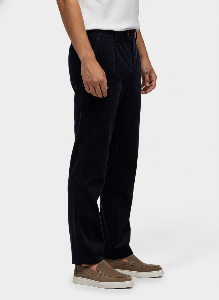Broek Corduroy Dark Navy Chino - Flexx, model zijaanzicht De Heerenkamer Utrecht