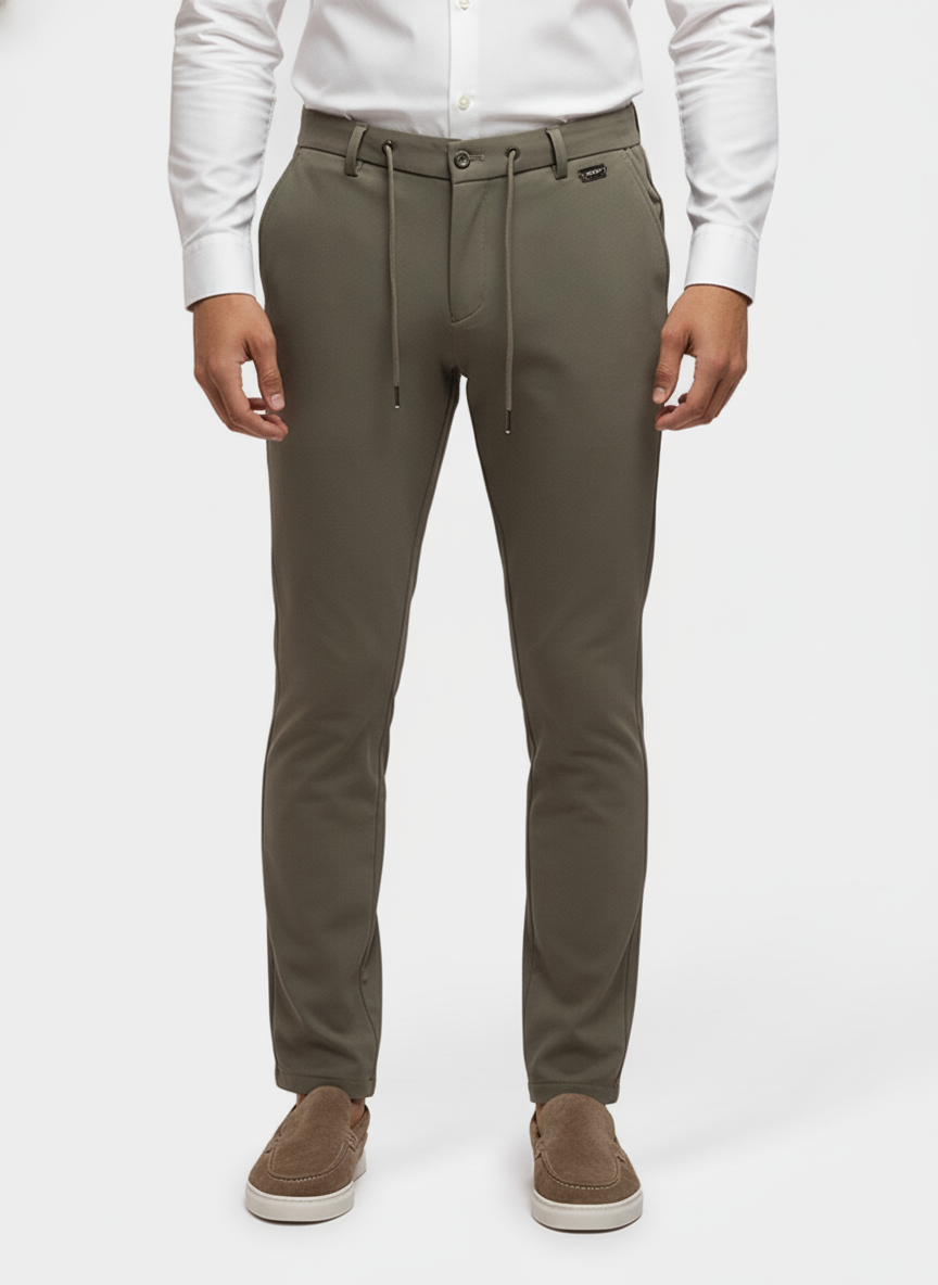 Chino Broek Stretch Light Khaki "Carson" - Flexx, model vooraanzicht De Heerenkamer Utrecht