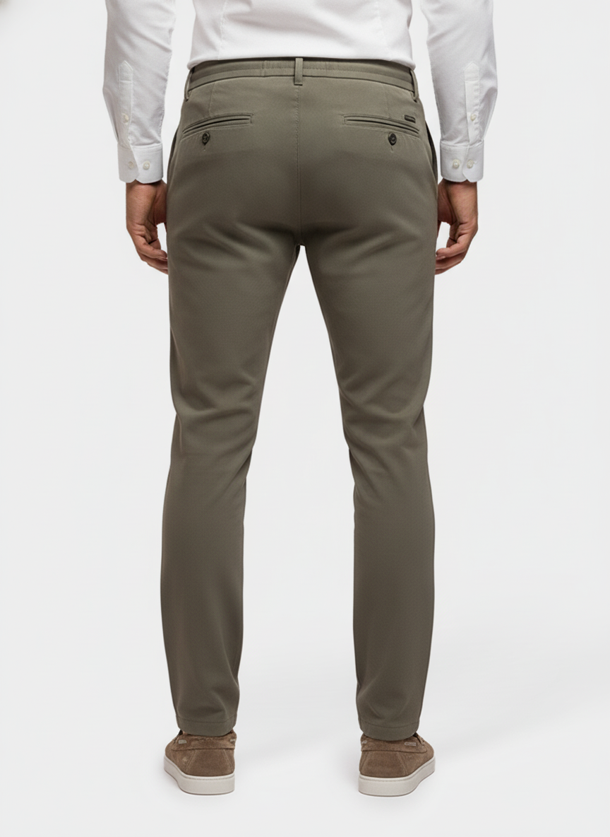 Chino Broek Stretch Light Khaki "Carson" - Flexx, model achteraanzicht De Heerenkamer Utrecht