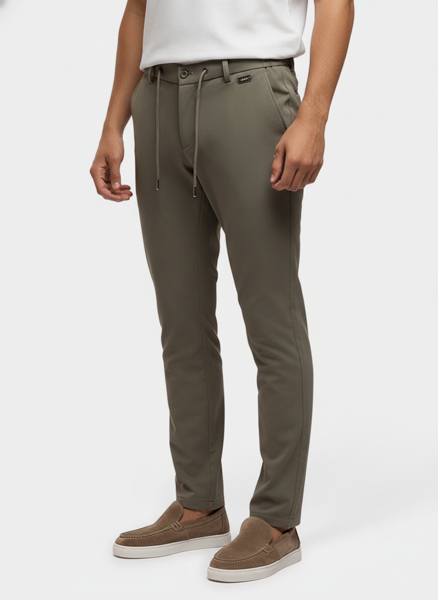 Chino Broek Stretch Light Khaki "Carson" - Flexx, model driekwart aanzicht De Heerenkamer Utrecht