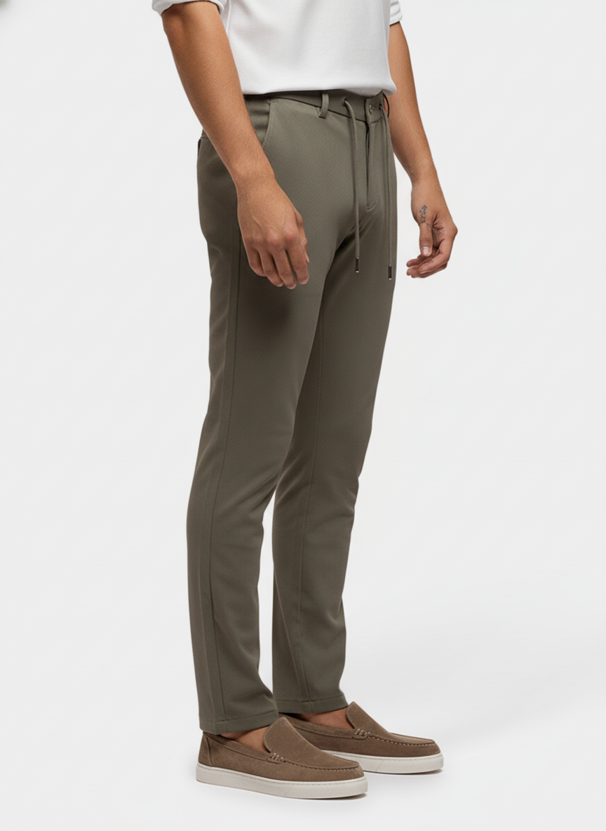 Chino Broek Stretch Light Khaki "Carson" - Flexx, model zijaanzicht De Heerenkamer Utrecht