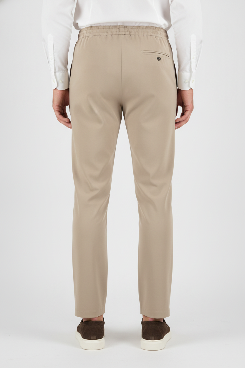 Chino Broek Sand "Oliver" - Flexx, model achteraanzicht De Heerenkamer Utrecht