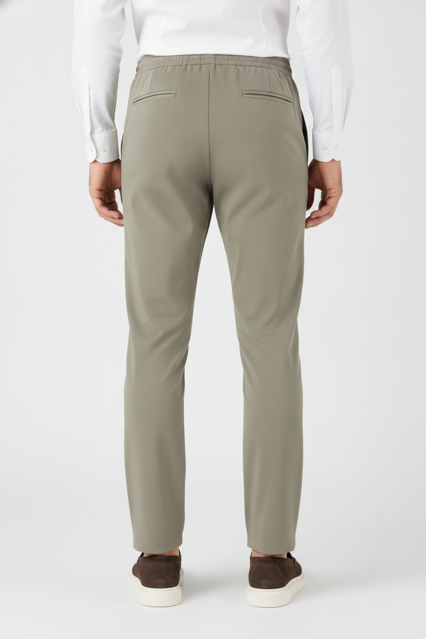 Chino Broek Light Olive "Oliver" - Flexx, model achteraanzicht De Heerenkamer Utrecht
