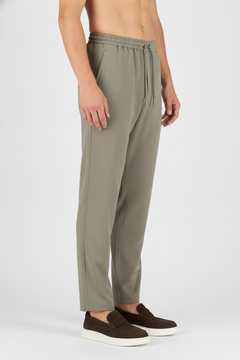 Chino Broek Light Olive "Oliver" - Flexx, model zijaanzicht De Heerenkamer Utrecht