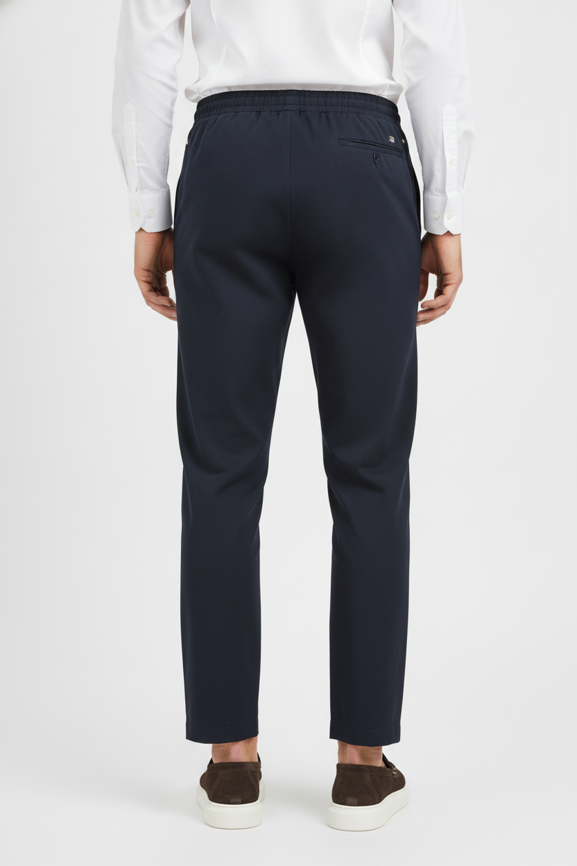 Chino Broek Mid Navy "Oliver" - Flexx, model achteraanzicht De Heerenkamer Utrecht