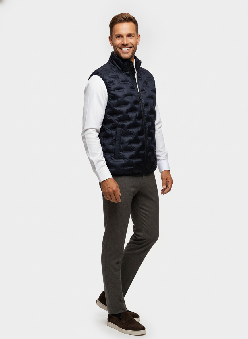 Bodywarmer Dark Navy "Folke" - Flexx, model driekwart aanzicht De Heerenkamer Utrecht