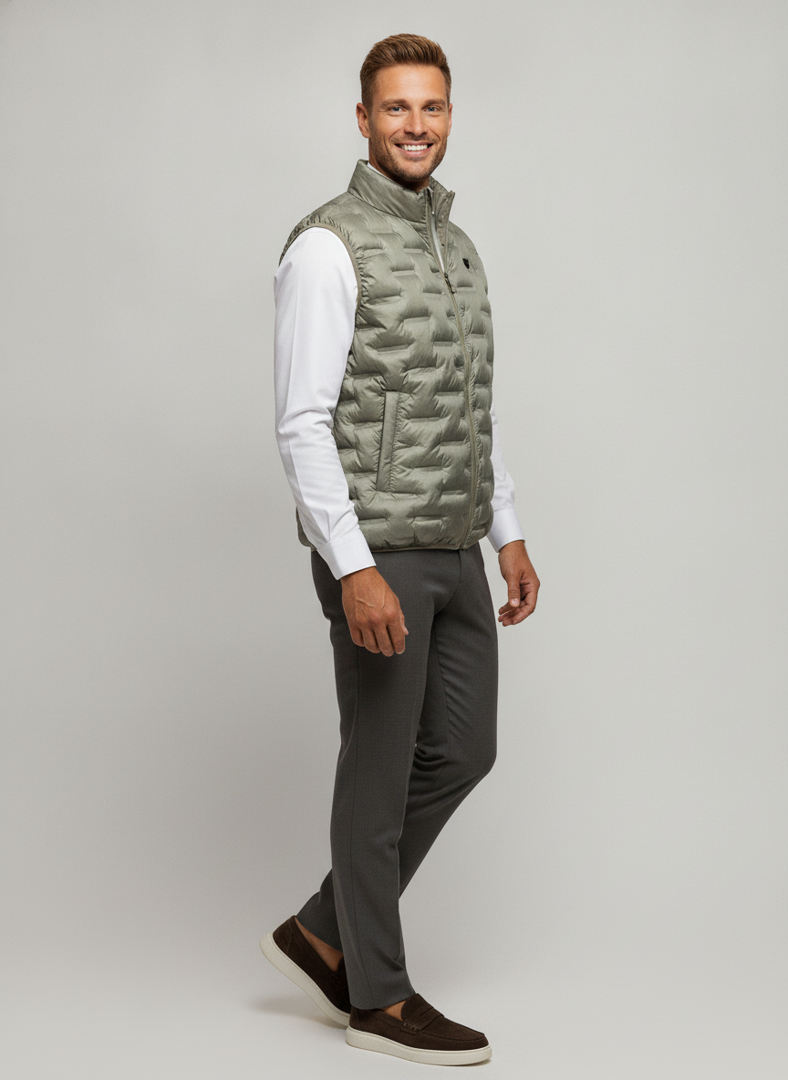 Bodywarmer Light Green "Folke" - Flexx, model driekwart aanzicht De Heerenkamer Utrecht