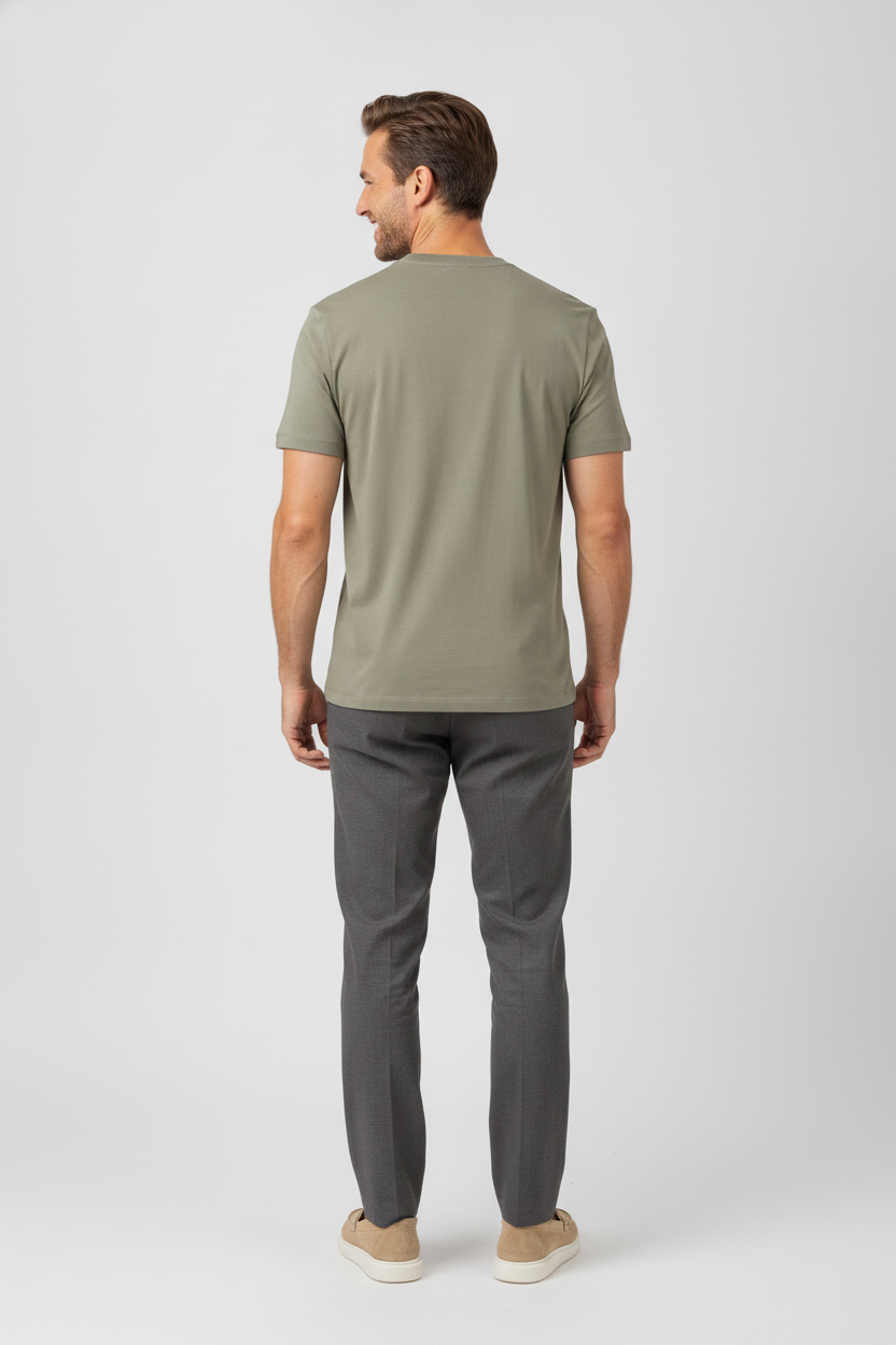 T-shirt Khaki "Kare" - Flexx, model achteraanzicht De Heerenkamer Utrecht