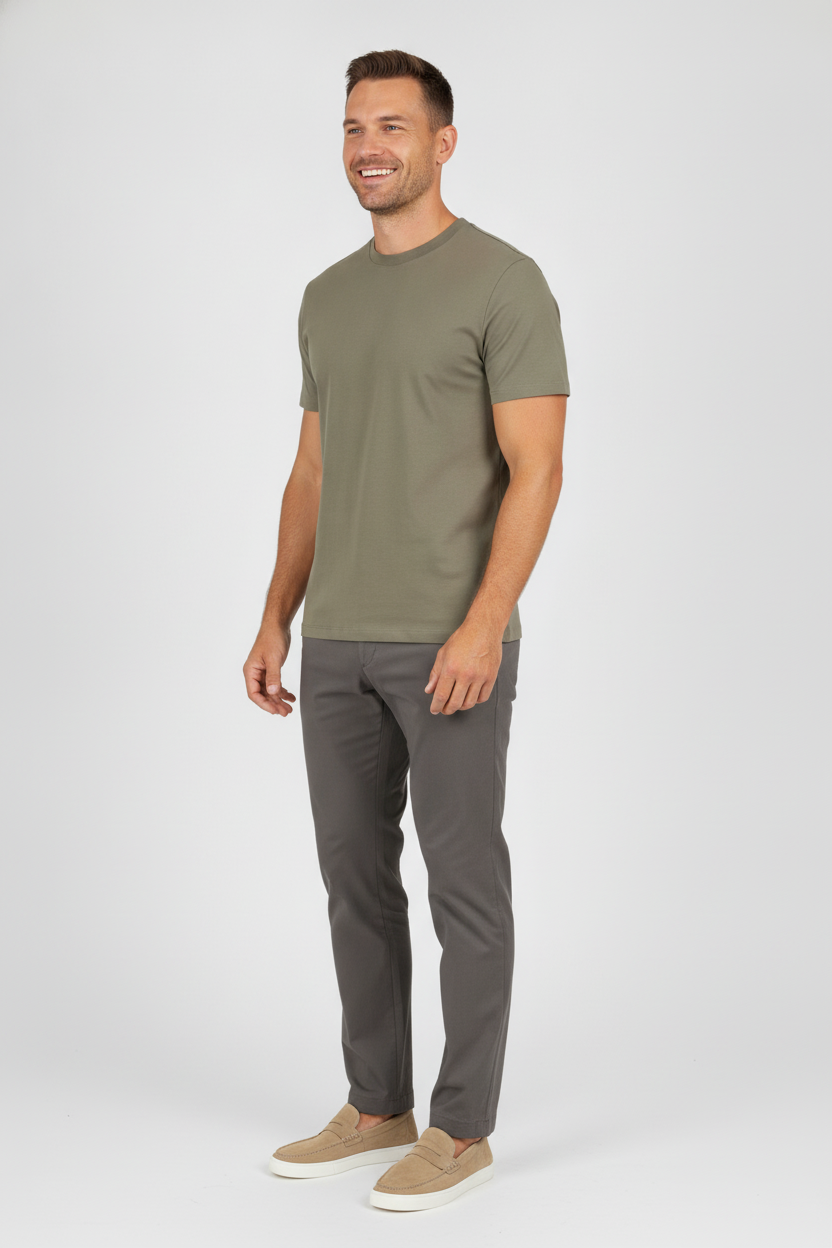 T-shirt Khaki "Kare" - Flexx, model driekwart aanzicht De Heerenkamer Utrecht