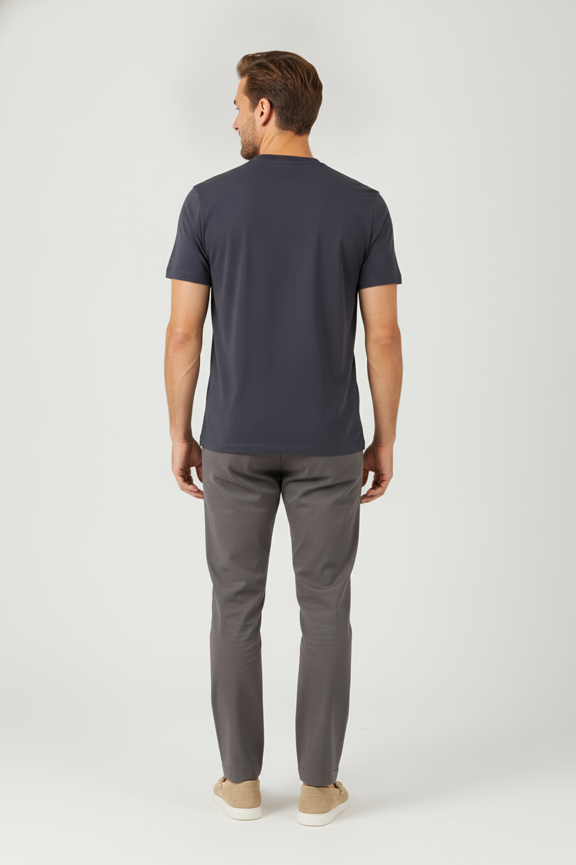 T-shirt Dark Navy "Kare" - Flexx, model achteraanzicht De Heerenkamer Utrecht